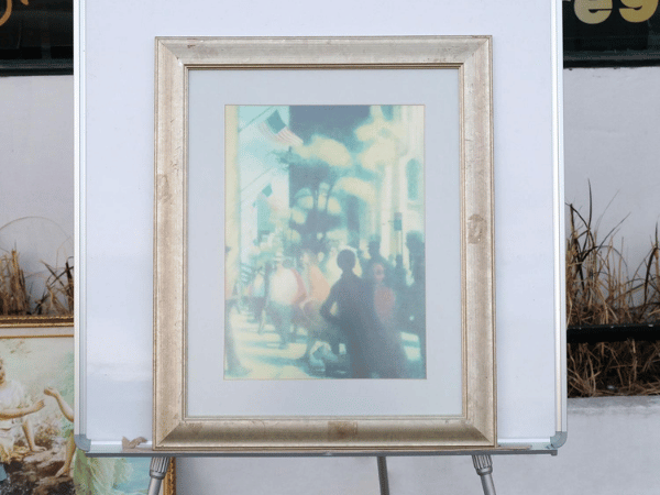 城市里的人的图片，金框