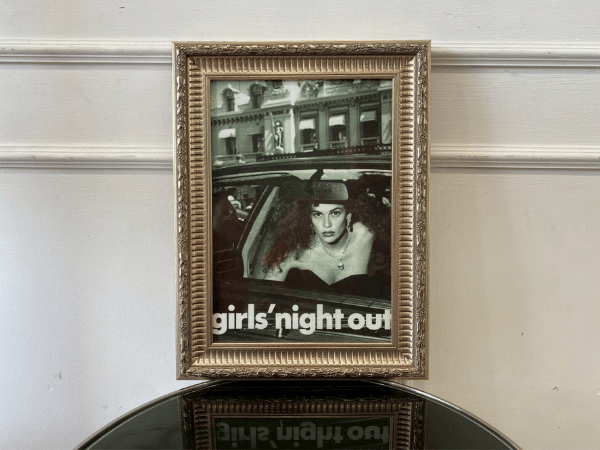 女孩晚上外出的照片