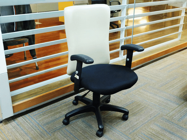 เก้าอี้สำนักงาน พนักพิงหนังสีครีม เบาะผ้าสีดำ มีแขน (3)