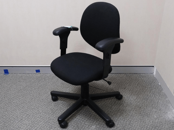 เก้าอี้สำนักงานเบาะผ้าสีดำ ปักลายสามเหลี่ยม (1)