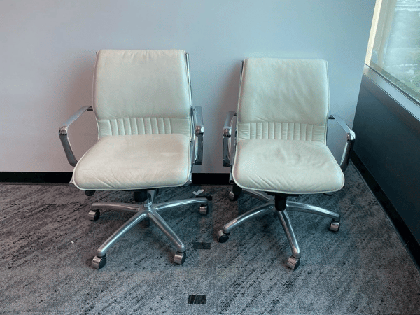 เก้าอี้สำนักงาน เบาะหนัง สีครีม ยี่ห้อ CASA B (2)