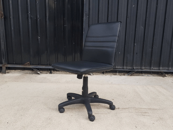 เก้าอี้สำนักงาน เบาะหนัง สีดำ ยี่ห้อ ITK (1)