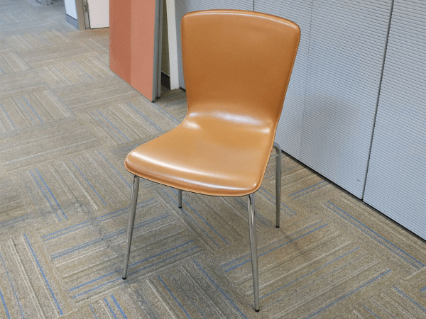 棕色皮椅，钢腿，没有扶手。