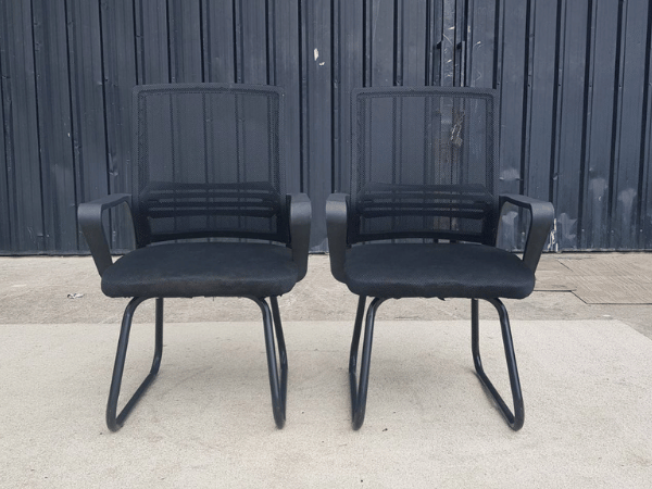 เก้าอี้สำนักงาน เบาะผ้า พนักพิงตาข่าย ขาเหล็ก ทรงยู สีดำ (2)