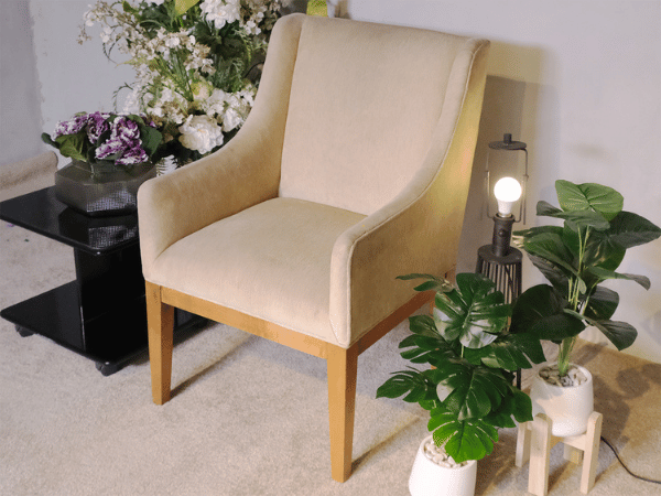 เก้าอี้อาร์มแชร์ โครงไม้ เบาะผ้าหุ้มแขน สีครีม งานเกรดสถานทูต (1)