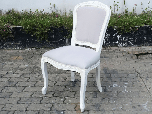 路易风格的椅子白色柚木框架，灰色织物内饰。_1LC26IDF0I