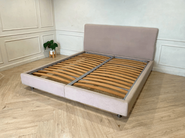 เตียงนอน 6 ฟุต บุผ้าสีครีม (1)