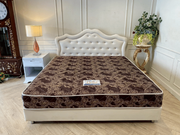 เตียง 6 ฟุต เบาะหนัง ดึงกระดุม สีครีม พร้อมที่นอน 6 ฟุต หนา 9 นิ้ว (1)