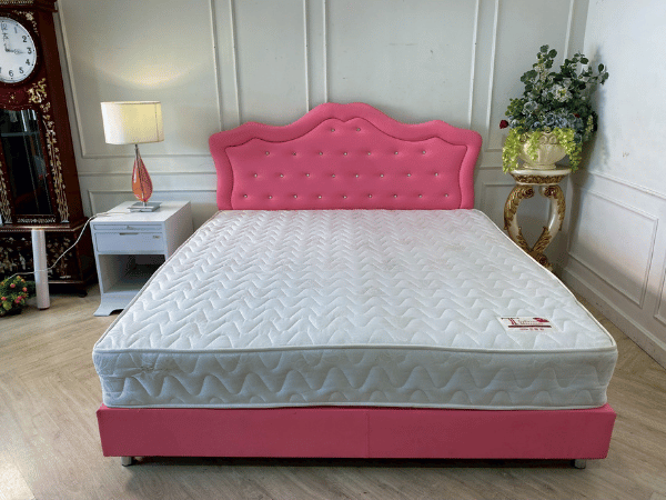 เตียง 6 ฟุต เบาะหนัง ดึงกระดุม สีชมพู พร้อมที่นอน 6 ฟุต หนา 9.5 นิ้ว  (1)