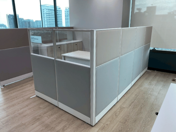 พาทิชั่นทึบ / พาทิชั่นกระจกด้านบน ทึบล่าง สีเทา (108)