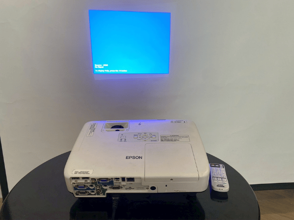 โปรเจคเตอร์ Projector ยี่ห้อ EPSON รุ่น EB-1930 (1)