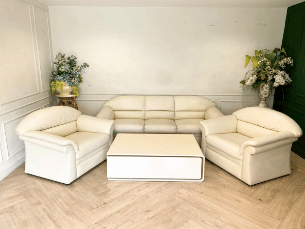 ชุดโซฟารับแขก 3+1+1 ที่นั่ง เบาะหนัง สีครีม พร้อมโต๊ะกลางไม้ ยี่ห้อ Modernform (1)