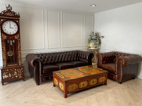 โซฟารับแขก 3+1 ที่นั่ง เบาะหนังทั้งตัว ปักหมุด ดึงกระดุม สีน้ำตาล สไตล์เชสเตอร์ฟิลด์ (Chesterfield) ยี่ห้อ SB FURNITURE (1)