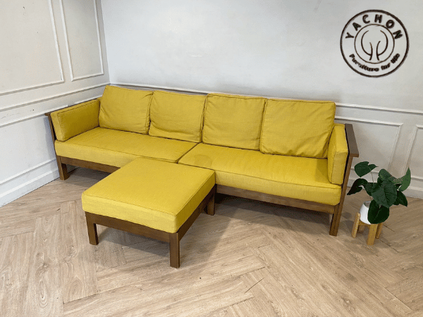 โซฟา 4 ที่นั่ง พร้อมสตูล โครงไม้ เบาะผ้า สีเหลือง ยี่ห้อ Yachon (1)