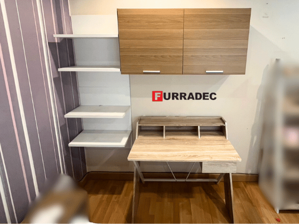 โต๊ะทำงาน พร้อมชั้นวางติดผนัง ยี่ห้อ Furradec (1)