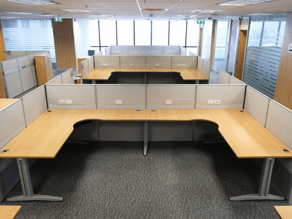 团体办公桌，2 个座位，U 形，木质桌面，Ultra 品牌，浅灰色钢腿。_YFKSL53QCG