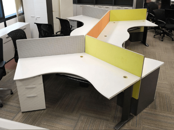 โต๊ะทำงานกลุ่ม 6 ที่นั่ง แบรนด์ UB ขาเหล็ก +ตู้ 3 ลิ้นชัก 6 ใบ +พาทิชั่นบนโต๊ะ 6 แผ่น