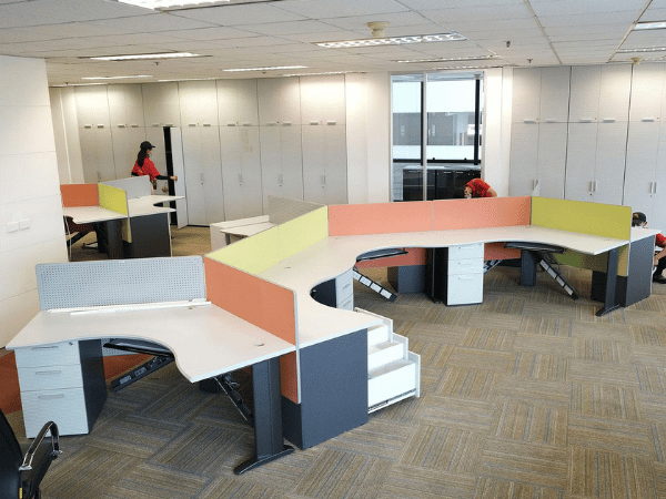 团体办公桌，9个座位，品牌UB，钢腿+3个柜子，9个抽屉+桌子上9个隔板。