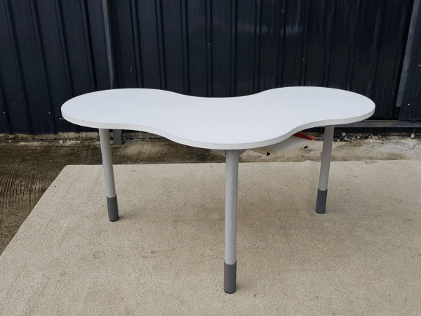 โต๊ะทำงานทรงเว้า พร้อมรางคีย์บอร์ด ขาเหล็ก ท็อปไม้ สีขาว 150 cm (0)