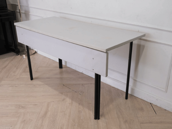 โต๊ะทำงาน ท็อปไม้ โครงเหล็ก สีขาว 140 cm (1)