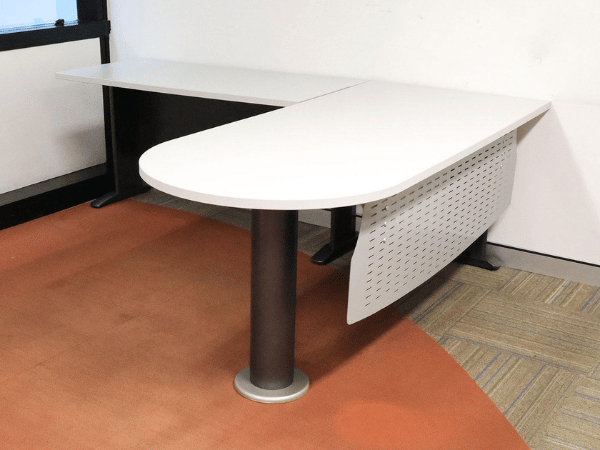 行政办公桌，L型转角，浅灰色木顶，钢腿，桌下有钢板遮挡视线，品牌UB。_1PX3PO9HLW