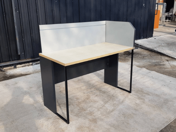 โต๊ะทำงาน ขาเหล็ก ท็อปไม้ สีครีม พร้อมพาทิชั่น ยี่ห้อ koncept 120 cm (1)