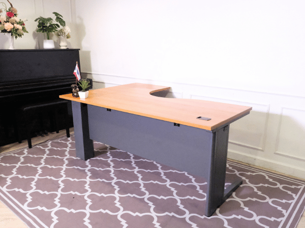 โต๊ะทำงานเข้ามุม L หน้าไม้สีน้ำตาล ขาเหล็กสีเทา ยี่ห้อ Rockworth 150-180 cm (106)