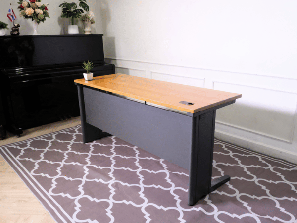 电脑桌，木质桌面，Rockworth钢制桌腿，尺寸140-180厘米。