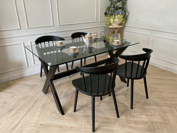 โต๊ะอาหาร ท็อปกระจก ขาไม้ สีดำ 150 cm ยี่ห้อ Modernform (2)