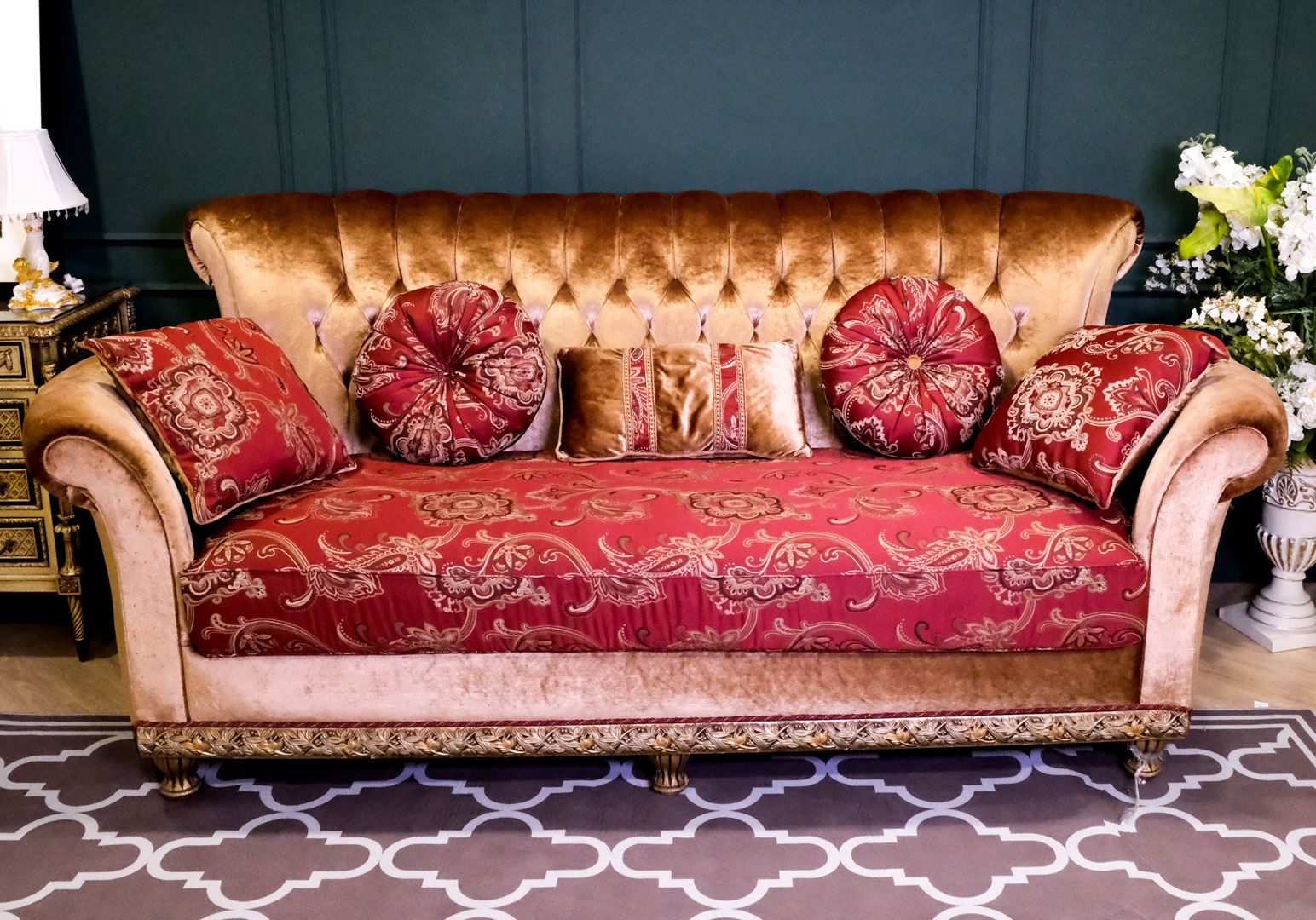 โซฟาหลุยส์ โซฟา 3 ที่นั่ง เบาะรองนั่งลายดอกสีแดง ดึงกระดุม หุ้มผ้ากำมะหยี่ สินค้านำเข้า(1)
