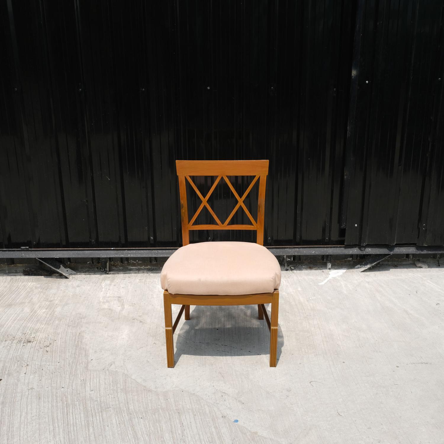 เก้าอี้โครงไม้สัก เบาะผ้าสีครีมส้ม (1)