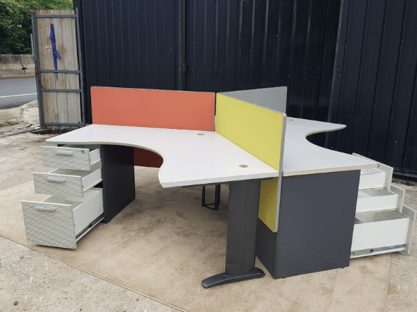 团体办公桌，3个座位，品牌UB，钢腿+3个柜子，3个抽屉+桌子上3个隔板。_Z3OKZNL70C